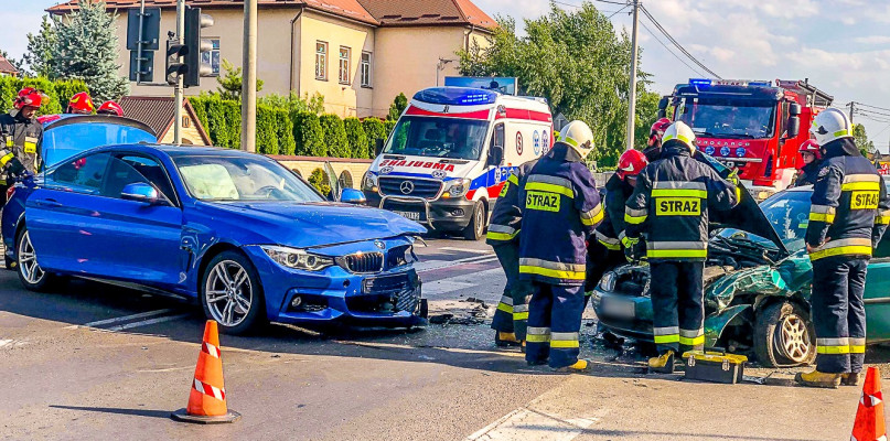 Wypadek w Chorzelowie BMW i fiesta [FOTO] hej.mielec.pl