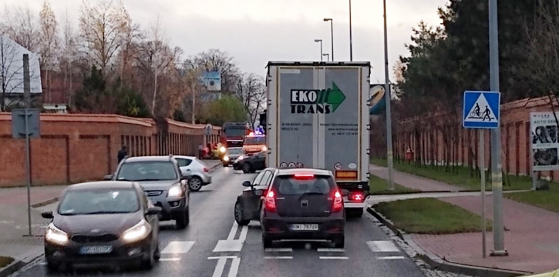 Zablokowana ulica Jana Pawła II. Zdjęcie dzięki uprzejmości grupy Uwaga Policja Mielec (Okolice) na Facebooku.