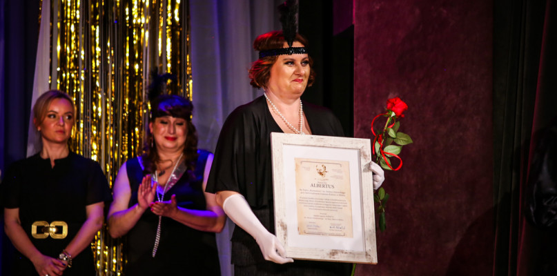 Dyrektor SCK w Mielcu Joanna Kruszyńska odebrała Honorowego Albertusa dla Teatru Rozmaitości. 