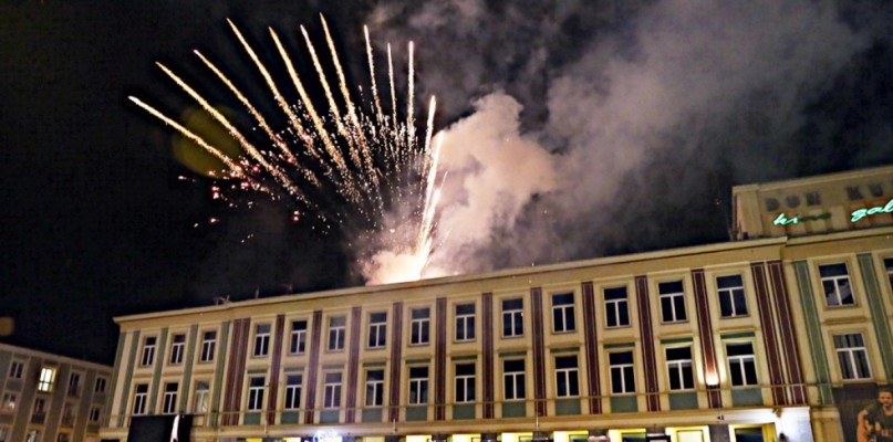 Pokaz fajerwerków przed Domem Kultury SCK.