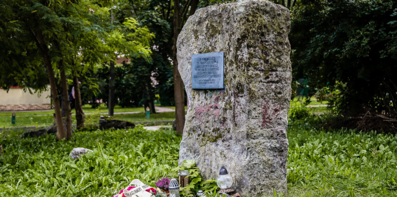 Na zdjęciu obelisk w miejscu, gdzie niegdyś stała synagoga. 