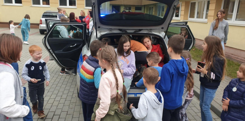 Spotkanie dzieci z Ukrainy z funkcjonariuszami policji w SP6. Fot. KPP Mielec