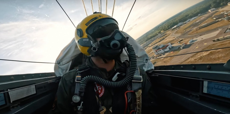 Fragment filmu Akrobacje lotnicze Iskra TS 11 VS F18 Super Hornet #TalkToMeTom