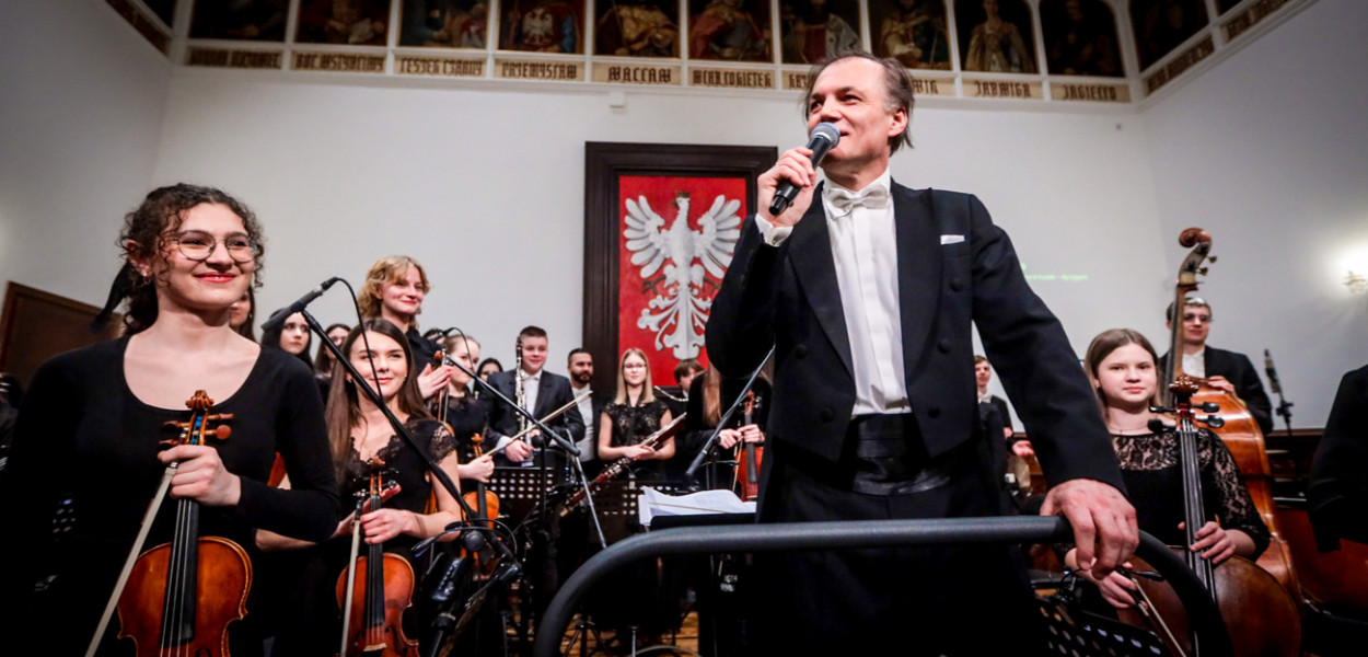 Ryszard Kusek i Orkiestra Symfoniczna II stopnia PSM w Mielcu. Fot. Kacper Strykowski / hej.mielec.pl