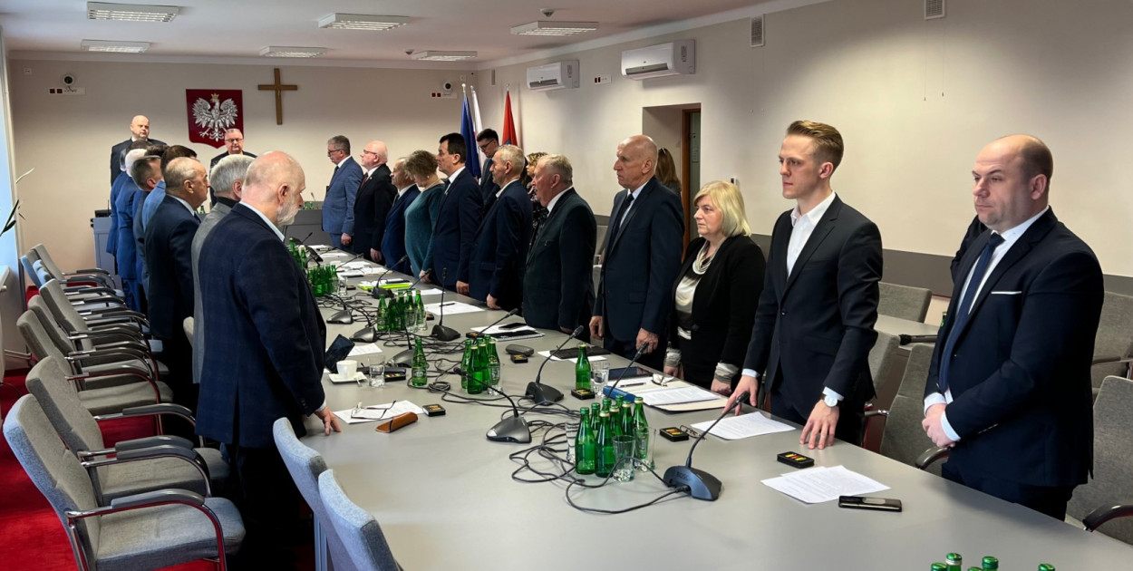 Radni powiatu na stojąco wysłuchali treści stanowiska ws. obrony dobrego imienia Ojca Świętego Jana Pawła II.