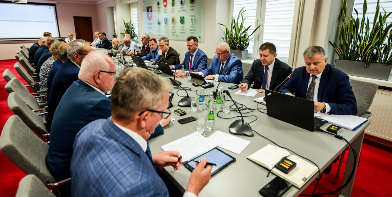 Absolutoryjna sesja Rady Powiatu Mieleckiego. Fot. Kacper Strykowski / hej.mielec.pl