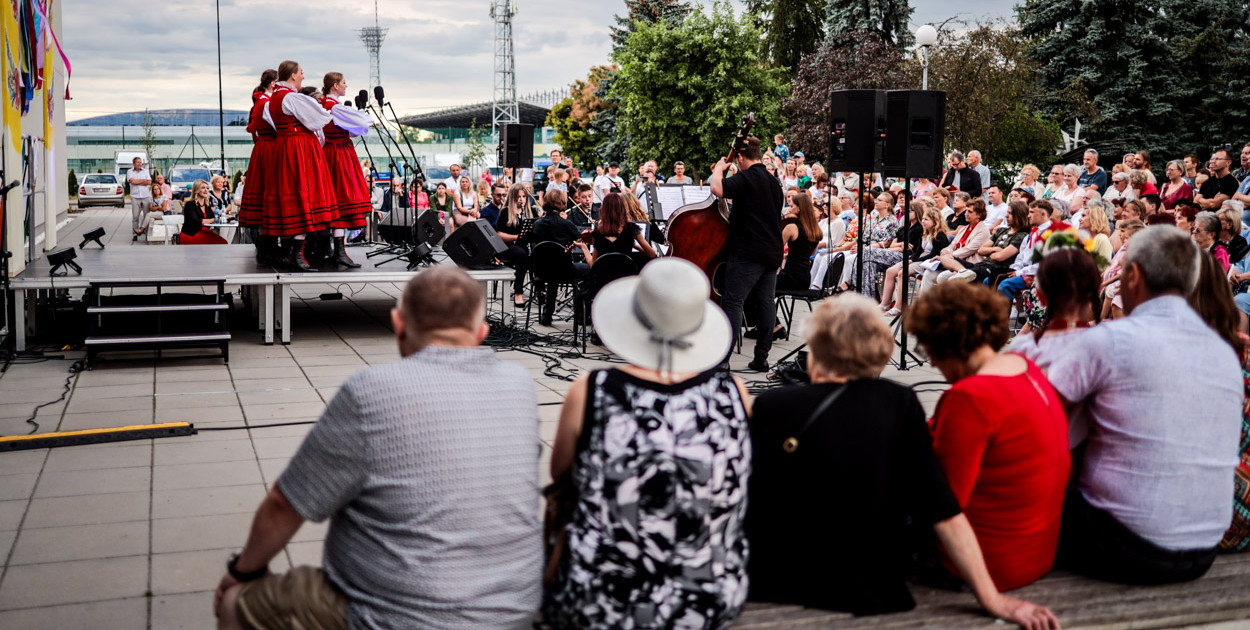 Koncert „Przyszliśmy Rzeszowiacy” za MBP w Mielcu. Fot. Kacper Strykowski / hej.mielec.pl