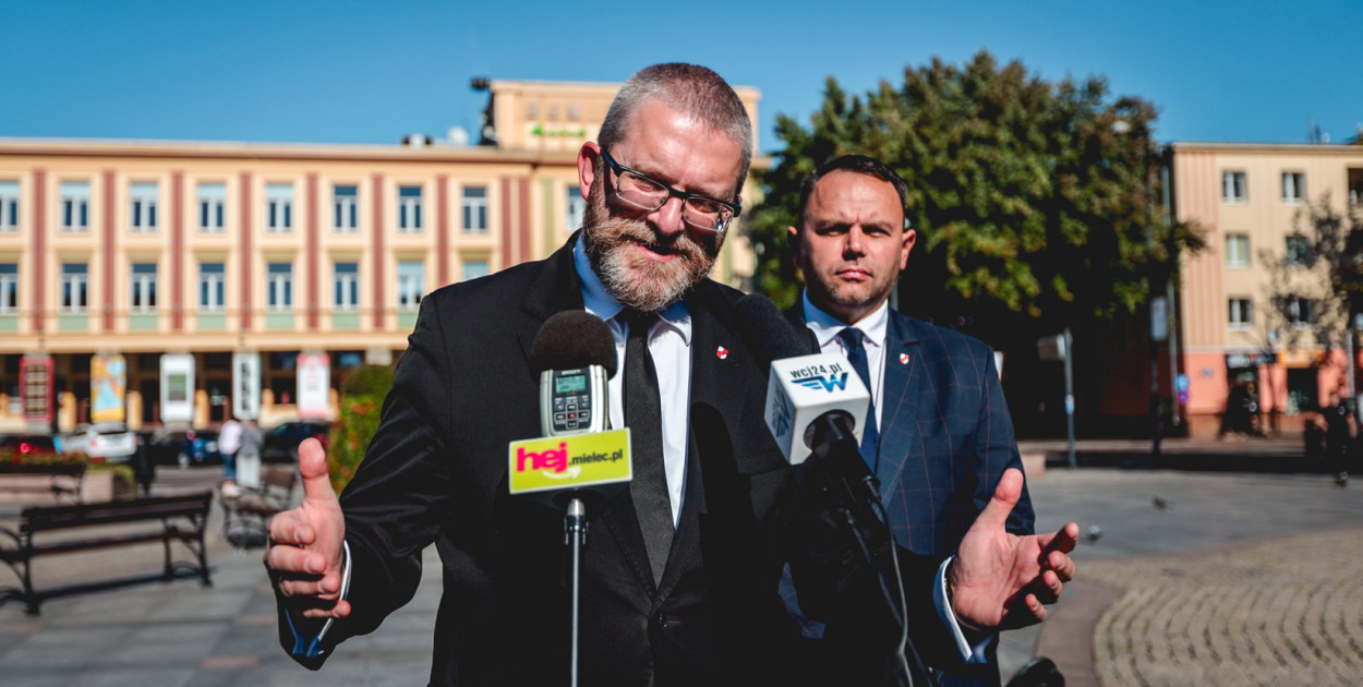 Grzegorz Braun i Jacek Ćwięka. 21 września 2023 r. Fot. Kacper Strykowski / hej.mielec.pl