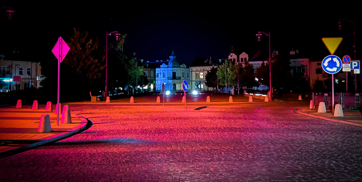 Rynek w Mielcu nocą. 22 września 2023 r. Fot. Kacper Strykowski / hej.mielec.pl