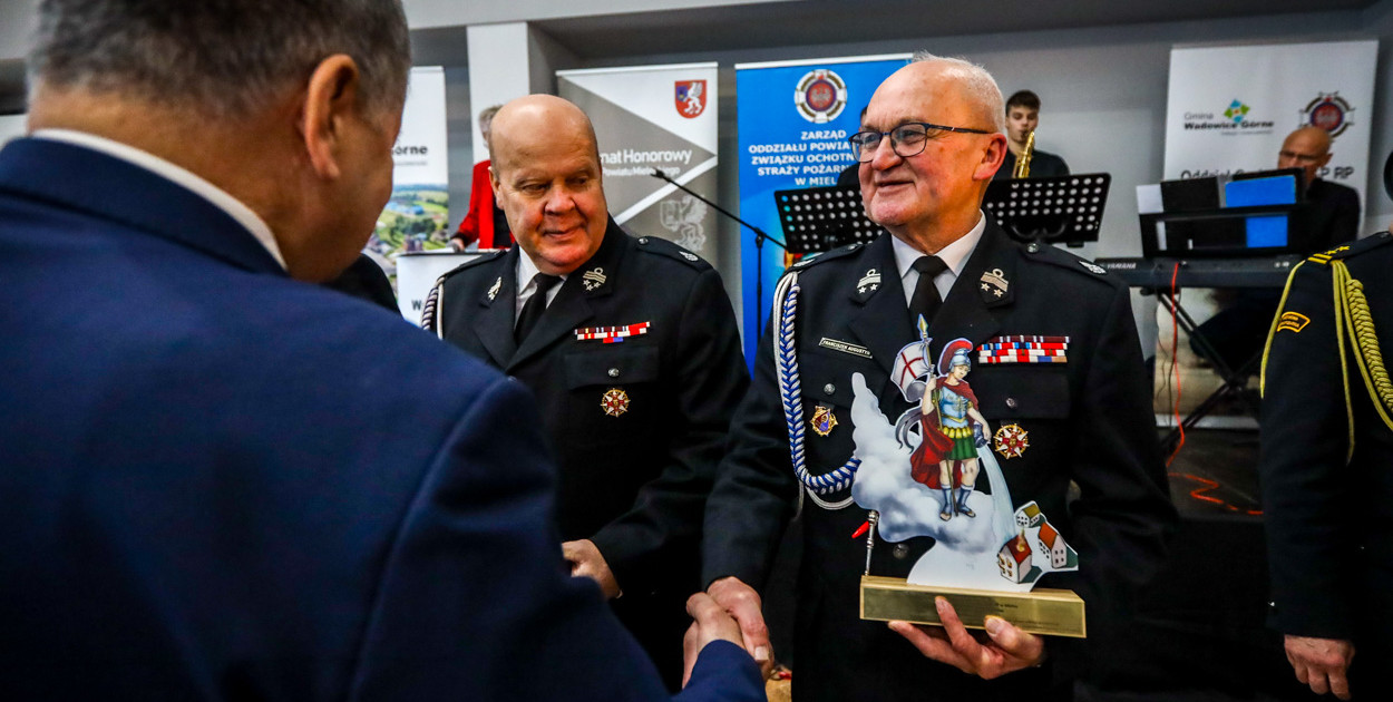 Druh Franciszek Augustyn odbiera gratulacje. Fot. Kacper Strykowski / hej.mielec.pl