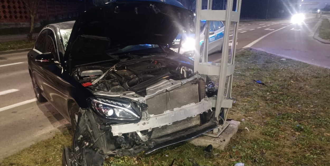 Rozbity mercedes na al. Niepodległości w Mielcu. Fot. KPP Mielec