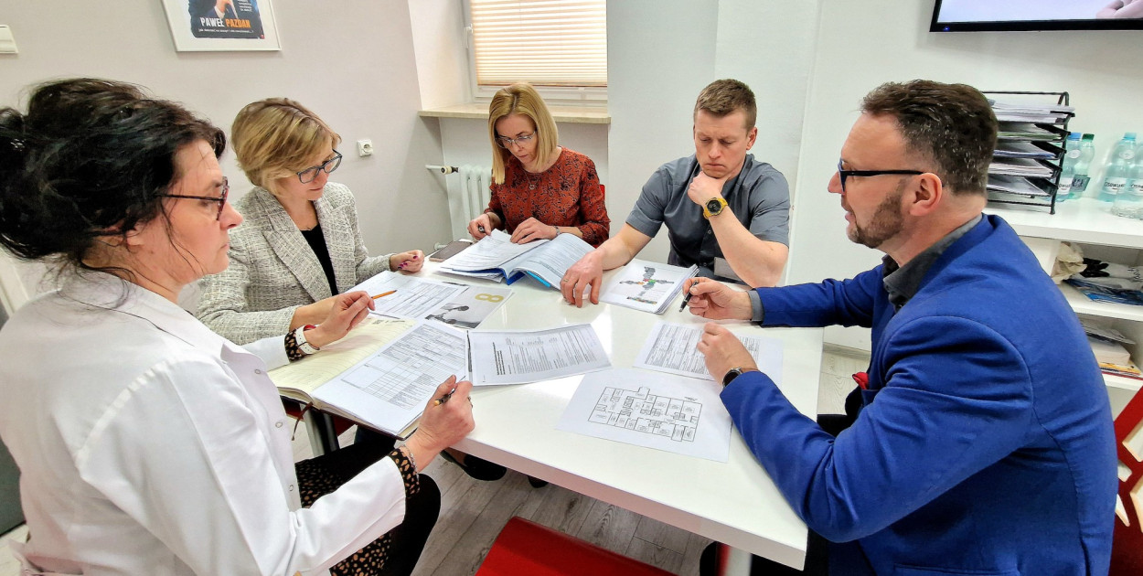 Od lewej: Marzena Nowak, Naczelna Pielęgniarka; Roksana Krzystyniak, Kierownik Sekcji Kadr i Płac; Marta Zygmunt, Zastępca Dyrektora ds. Ekonomicznych; Piotr Stępień, Zastępca Dyrektora ds. Lecznictwa oraz Paweł Pazdan, Dyrektor Szpitala.
