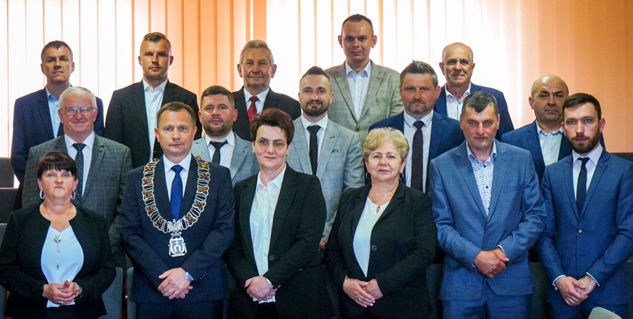 Rada Miejska w Przecławiu wraz z burmistrzem Maciejem Jemioło. 7 maja 2024 r. Fot. UM Przecław