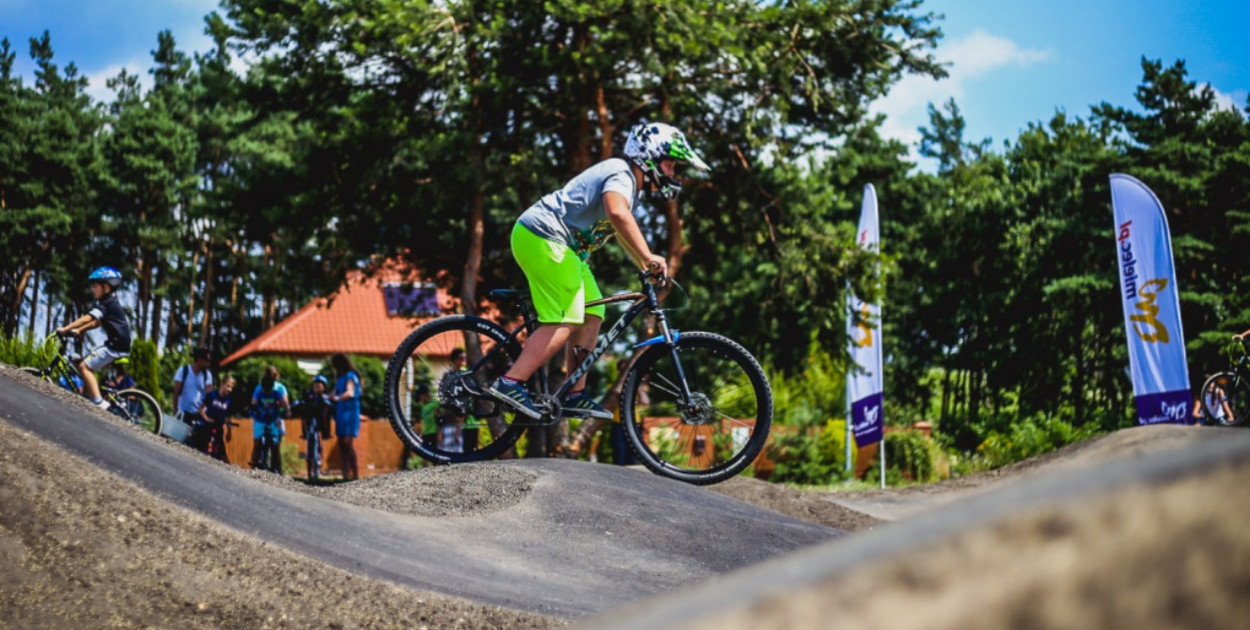 Mielecki pumptrack przy ul. Powstańców Warszawy jest jedną z przykładowych inwestycji zrealizowanych z MBO. Fot. hej.mielec.pl