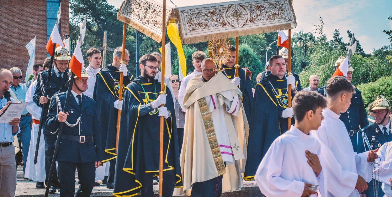 Wśród mężczyzn niosących baldachim służący do ochrony Najświętszego Sakramentu podczas procesji w parafii MBNP był nowy wiceprezydent Mielca Krzysztof Szostak. Od lat jest członkiem mieleckiej Chorągwi Rycerzy św. Jana Pawła II.