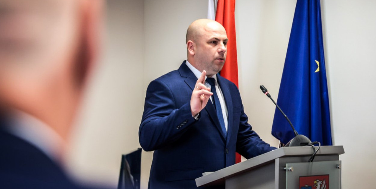 Krzysztof Olszewski podczas ślubowania na radnego powiatowego. Fot. Kacper Strykowski / hej.mielec.pl
