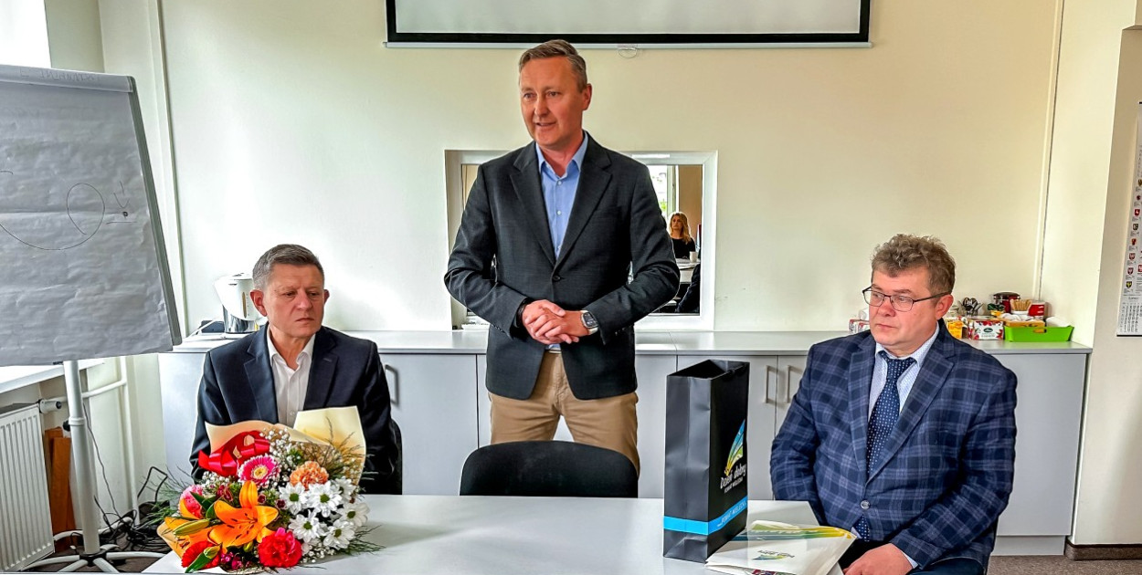 Od lewej: wicestarosta Andrzej Bryła, Jacek Wiśniewski i starosta Kazimierz Gacek.