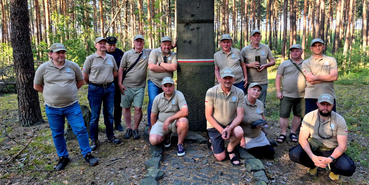 Mielczanie porządkowali cmentarz legionowy na Ukrainie [FOTO]