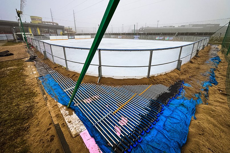 Niedokończona instalacja lodowiska na Smoczce w Mielcu