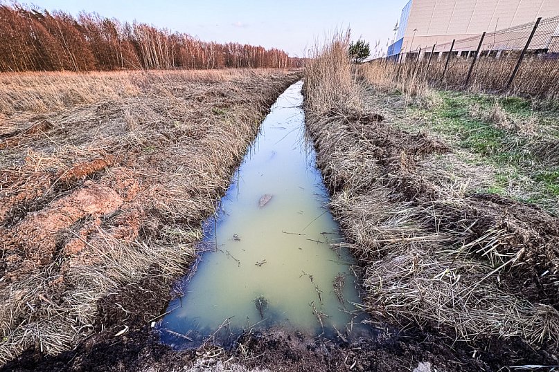 Skażenie na Inwestorów: woda nadal tkwi w rowie