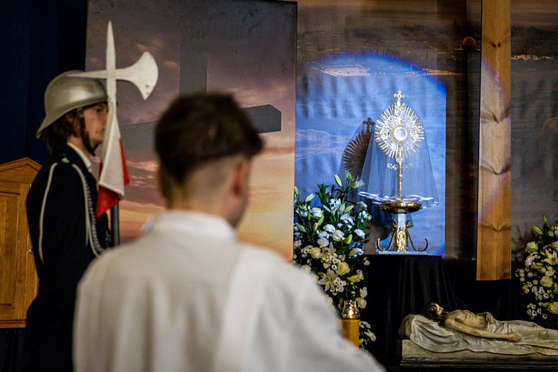 Wielki Piątek w mieleckich parafiach. Groby