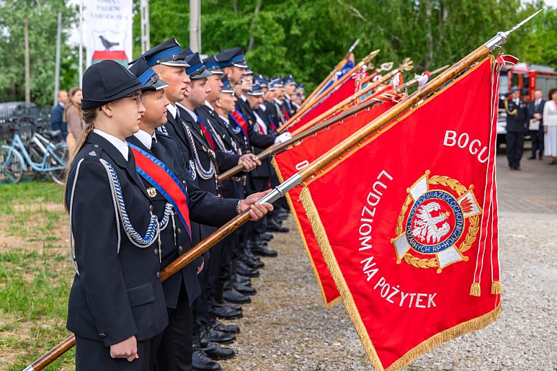 Nowy wóz OSP Zaduszniki i kapliczka