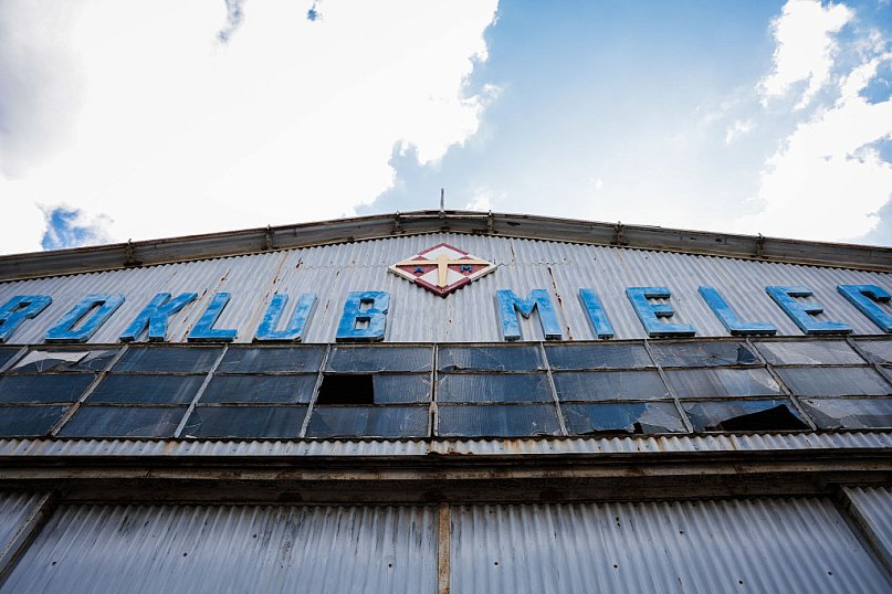 Briefing prezydenta przy hangarze na ul. COP