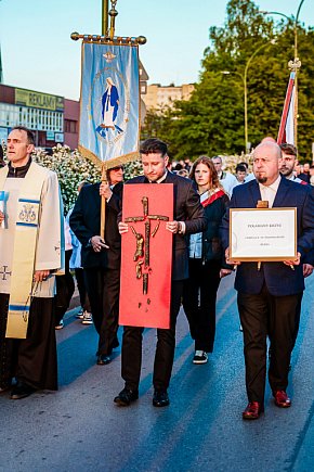 Tysiące wiernych w procesji przebłagalnej po profanacji-12719