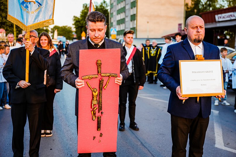 Tysiące wiernych w procesji przebłagalnej po profanacji