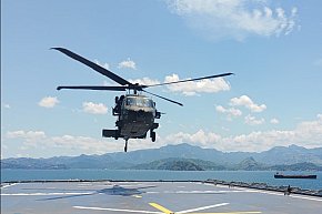 Mielecki Black Hawk wylądował na okręcie filipińskiej marynarki wojennej-12773