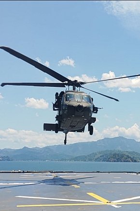 Mielecki Black Hawk wylądował na okręcie filipińskiej marynarki wojennej-12773