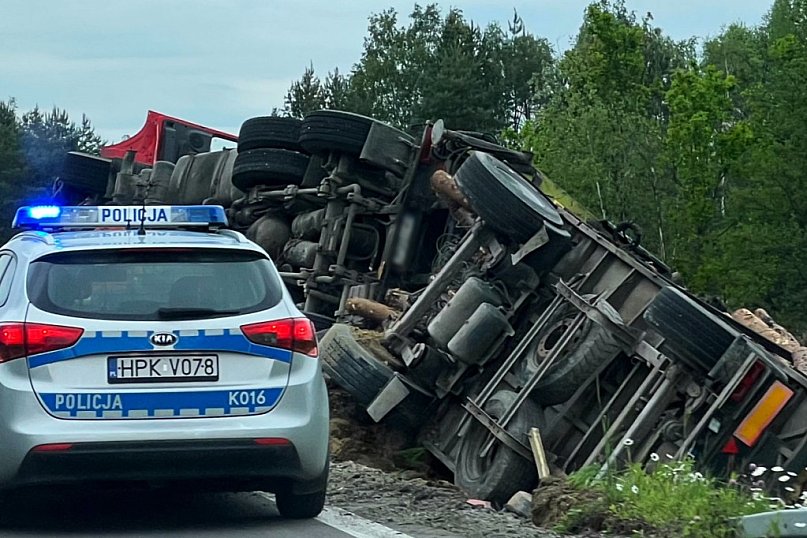 Ciężarówka wypadła z obwodnicy