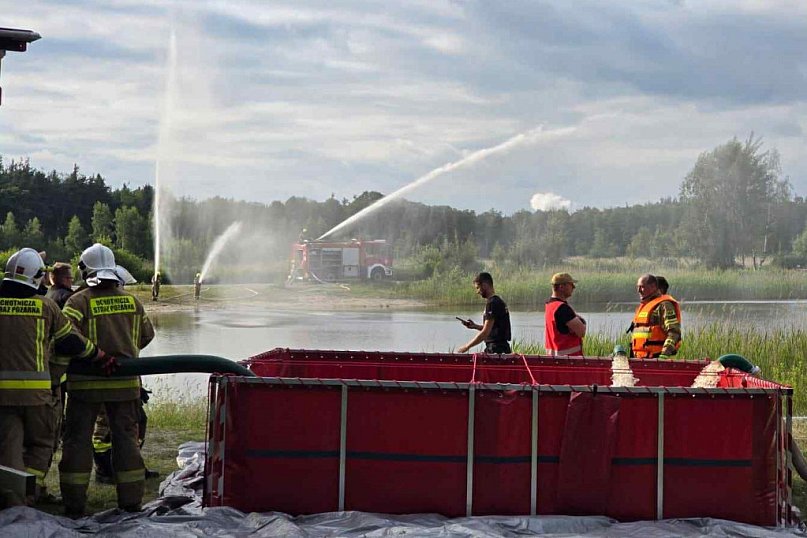 Ćwiczenia straży pożarnych na Stawach Cyranowskich