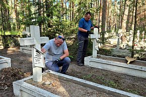 Mielczanie porządkowali cmentarz na Ukrainie-13042