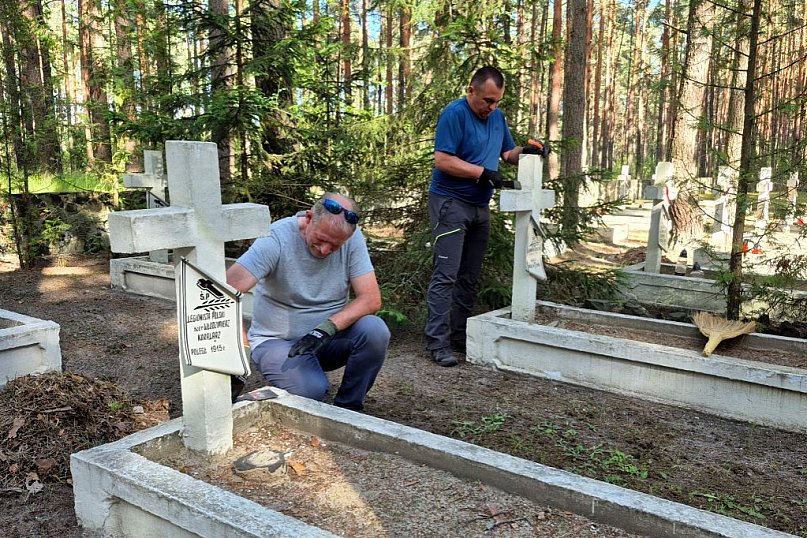 Mielczanie porządkowali cmentarz na Ukrainie