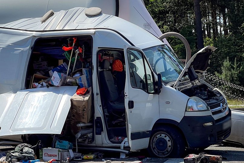 Wypadek na obwodnicy. Ciężarówka i dostawczy