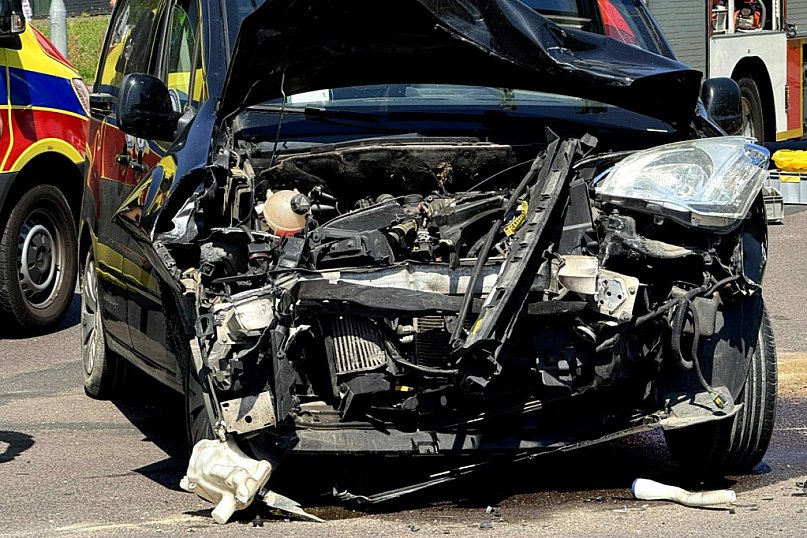 Wypadek na Sienkiewicza. Samochód wpadł na chodnik