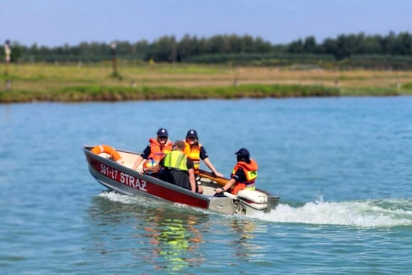 Ćwiczenia policji i straży na zbiorniku wodnym