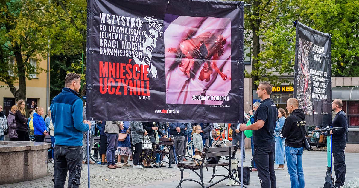 Publiczny różaniec przeciw aborcji: "Walczymy w obronie każdego dziecięcia" [FOTO] - HEJ.MIELEC.PL