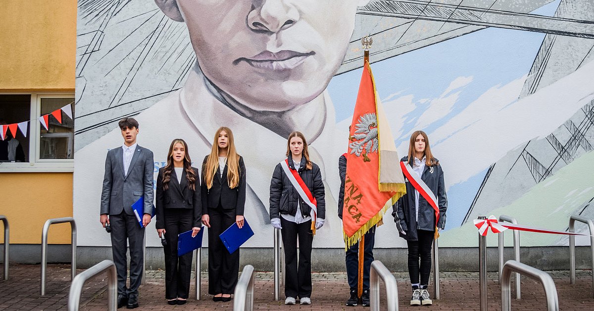 Nowy mural przy SP6 uroczyście odsłonięty! Mamy zdjęcia! - HEJ.MIELEC.PL