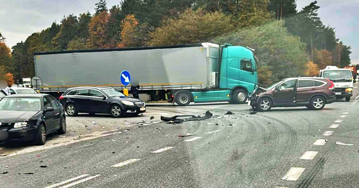 Zderzenie trzech osobówek na obwodnicy. Utrudnienia w ruchu - HEJ.MIELEC.PL