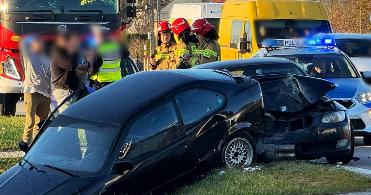 Wypadek na ul. Rzochowskiej. Dwa BMW - jedno w rowie [FOTO] - HEJ.MIELEC.PL