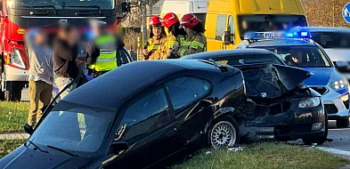 Wypadek na ul. Rzochowskiej. Dwa BMW - jedno w rowie [FOTO]-90673