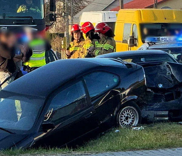 Wypadek na ul. Rzochowskiej. Dwa BMW - jedno w rowie [FOTO]-90673