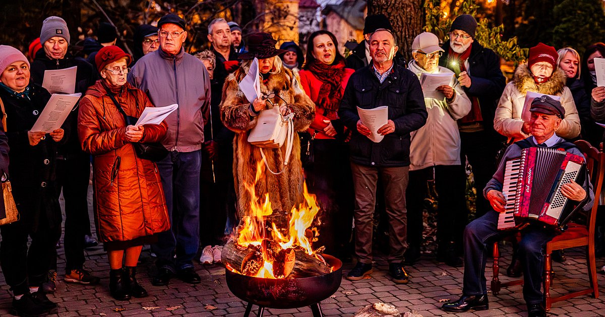 Po raz dwudziesty! Patriotyczne śpiewanie mielczan przy ogniu [FOTO] - HEJ.MIELEC.PL