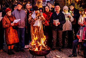 Po raz dwudziesty! Patriotyczne śpiewanie mielczan przy ogniu [FOTO]-90788