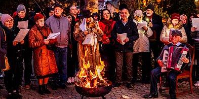 Po raz dwudziesty! Patriotyczne śpiewanie mielczan przy ogniu [FOTO]-90788