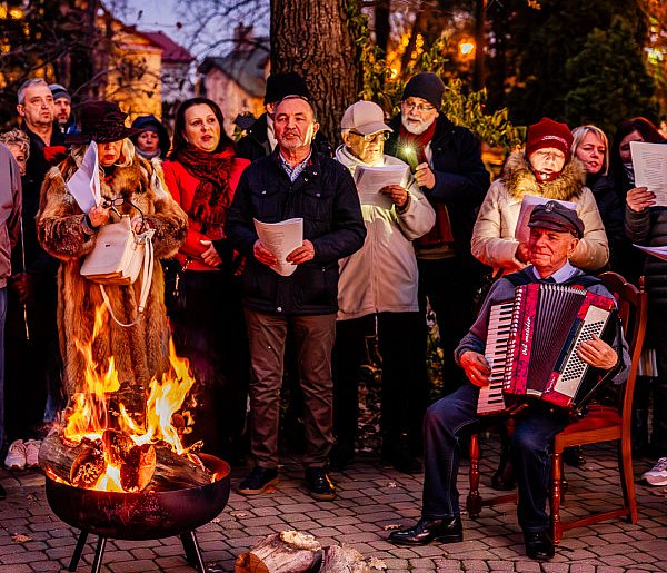 Po raz dwudziesty! Patriotyczne śpiewanie mielczan przy ogniu [FOTO]-90788