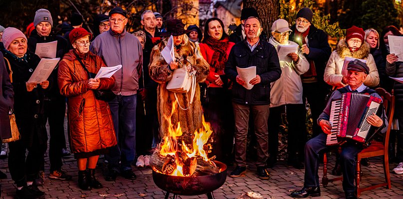 Po raz dwudziesty! Patriotyczne śpiewanie mielczan przy ogniu [FOTO] - 90788