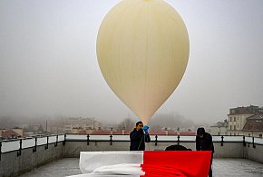 Rzeszów: balon stratosferyczny wyniósł nad miasto biało-czerwoną flagę-90793